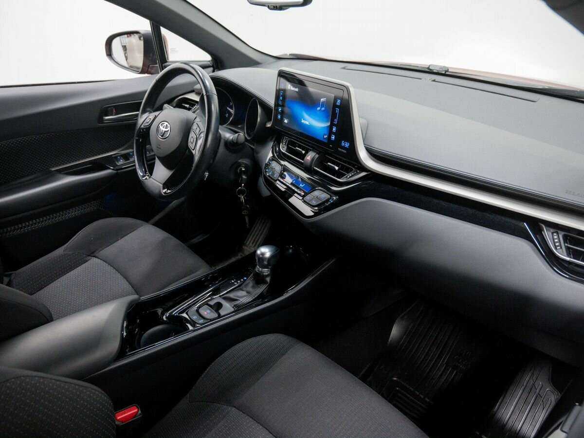Купить Toyota C-HR с пробегом. Фото: #4