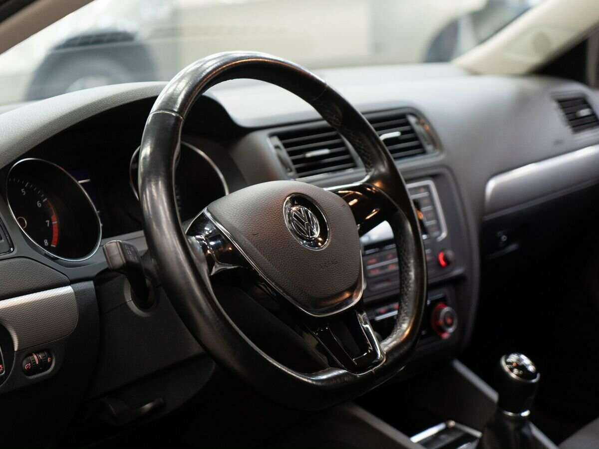 Купить Volkswagen Jetta с пробегом. Фото: #4