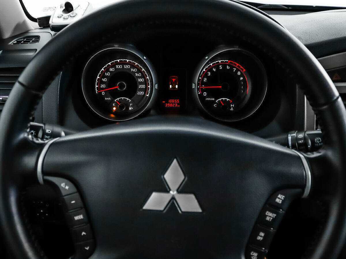 Купить Mitsubishi Pajero с пробегом. Фото: #17