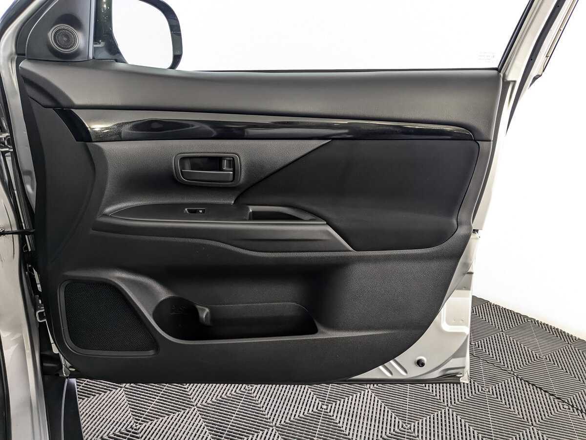 Купить Mitsubishi Outlander с пробегом. Фото: #24