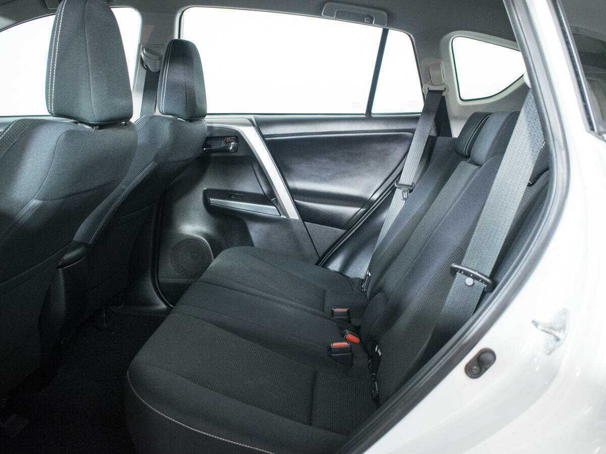 Купить Toyota RAV4 с пробегом. Фото: #9