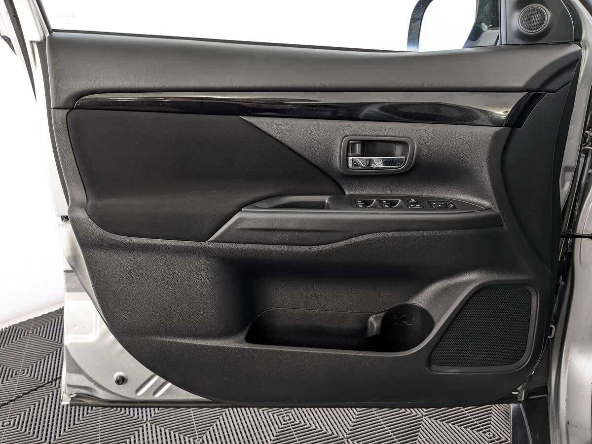 Купить Mitsubishi Outlander с пробегом. Фото: #16