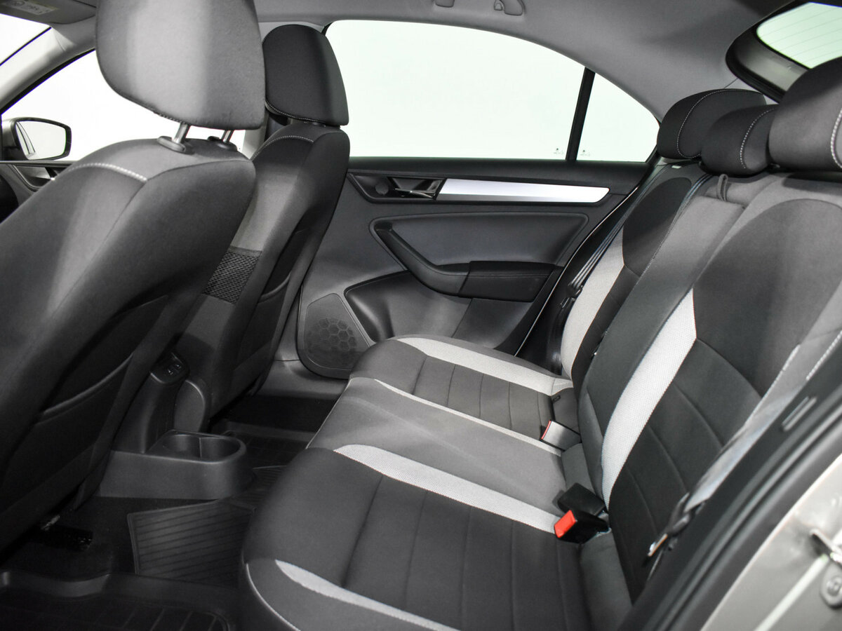 Купить Skoda Rapid с пробегом. Фото: #10