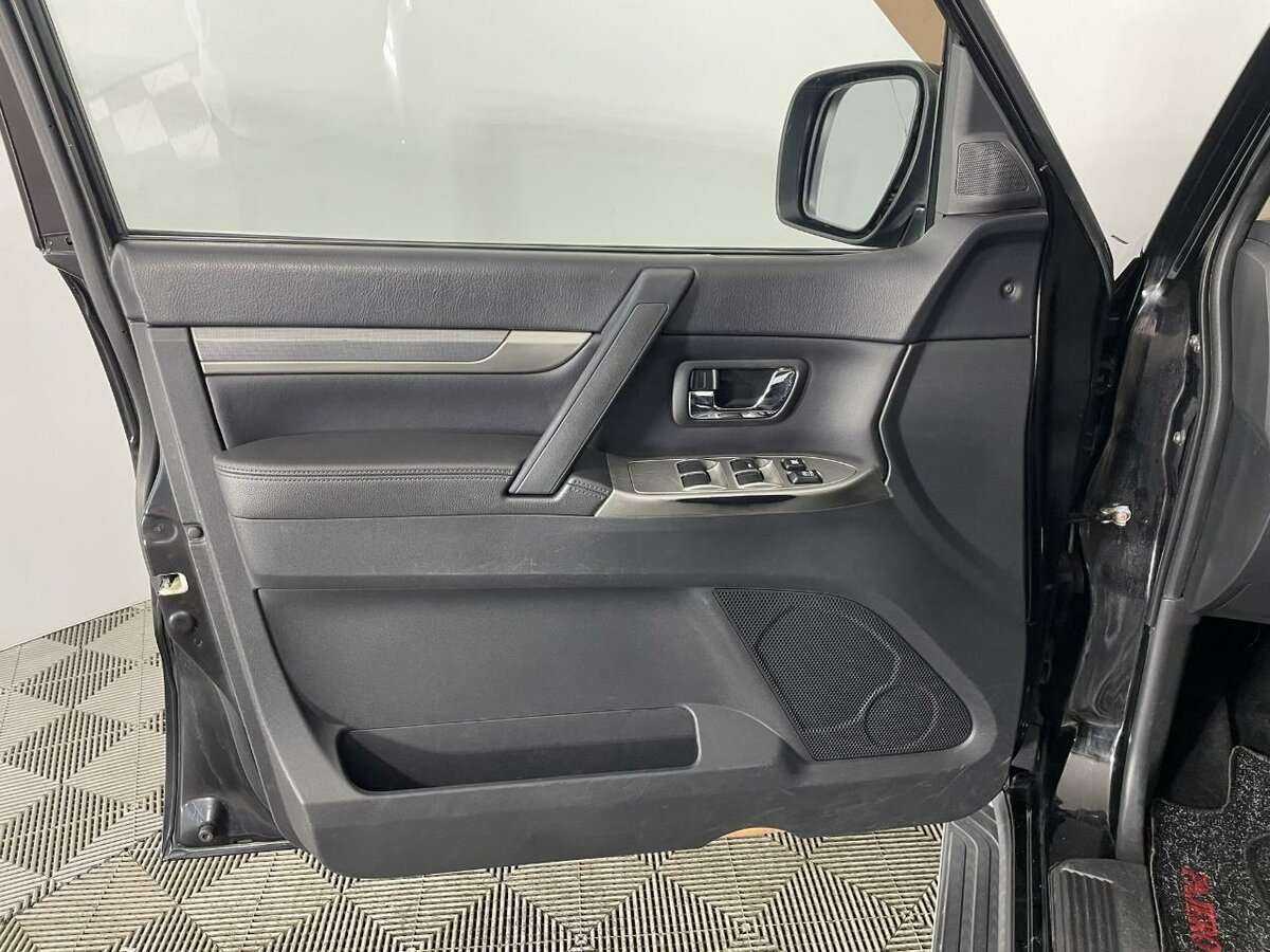 Купить Mitsubishi Pajero с пробегом. Фото: #7