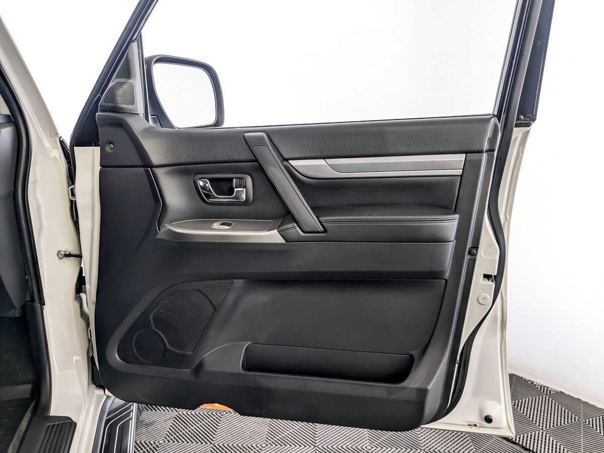 Купить Mitsubishi Pajero с пробегом. Фото: #24