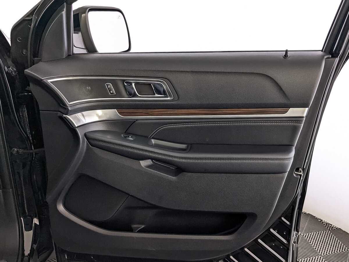 Купить Ford Explorer с пробегом. Фото: #23
