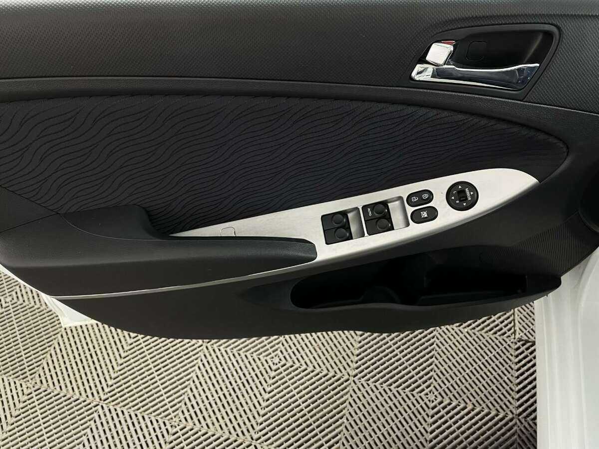 Купить Hyundai Solaris с пробегом. Фото: #7