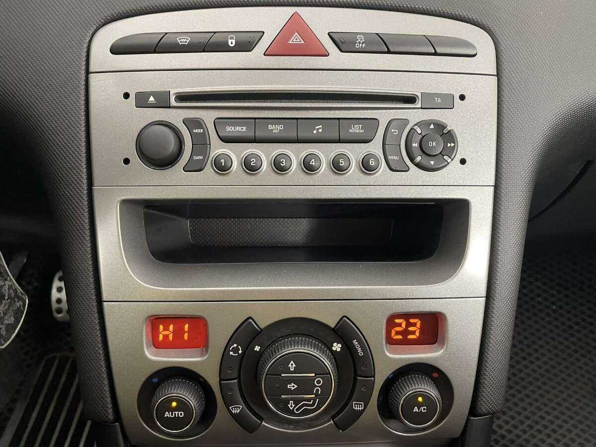 Купить Peugeot 408 с пробегом. Фото: #11