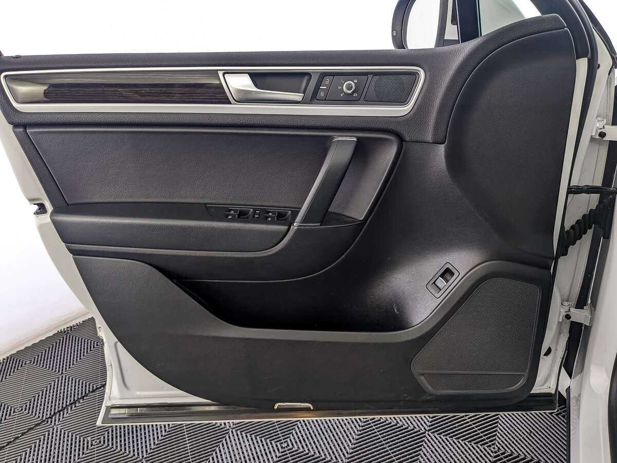 Купить Volkswagen Touareg с пробегом. Фото: #17