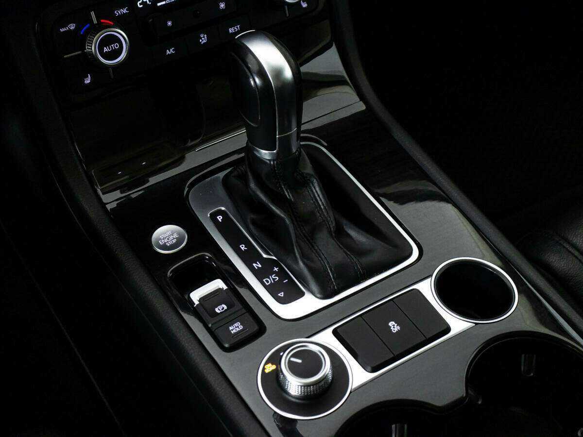 Купить Volkswagen Touareg с пробегом. Фото: #17