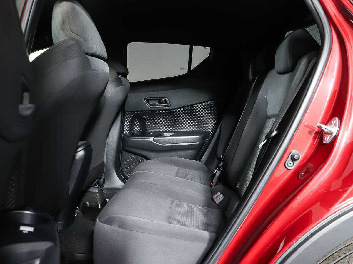 Купить Toyota C-HR с пробегом. Фото: #9
