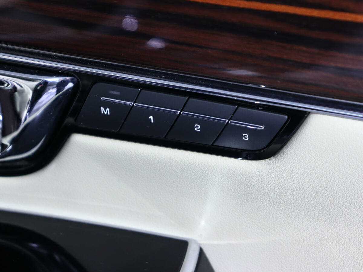 Купить Jaguar XJ с пробегом. Фото: #14