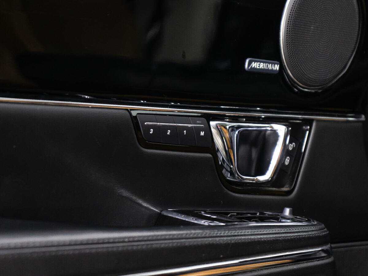 Купить Jaguar XJ с пробегом. Фото: #20