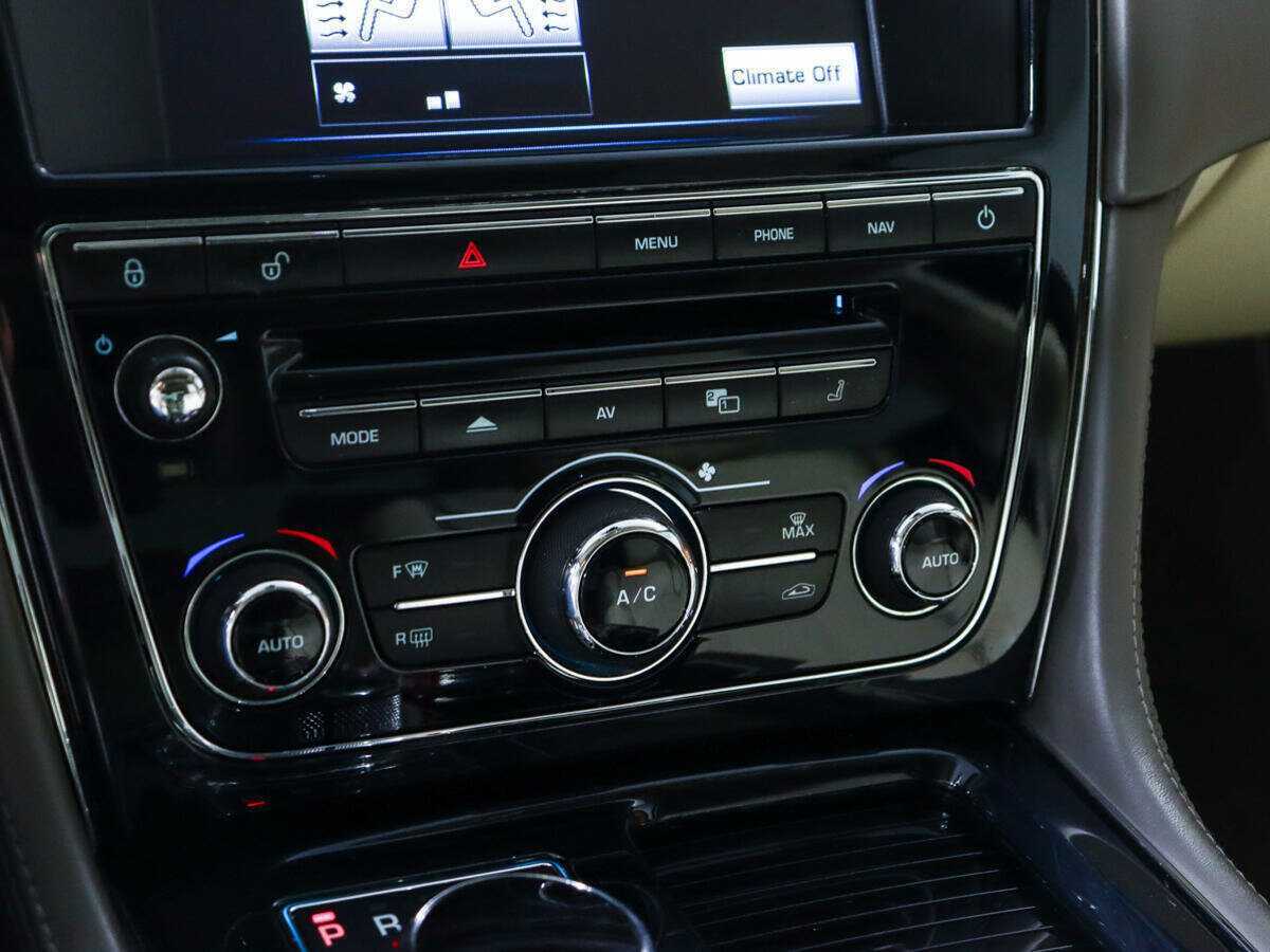 Купить Jaguar XJ с пробегом. Фото: #21