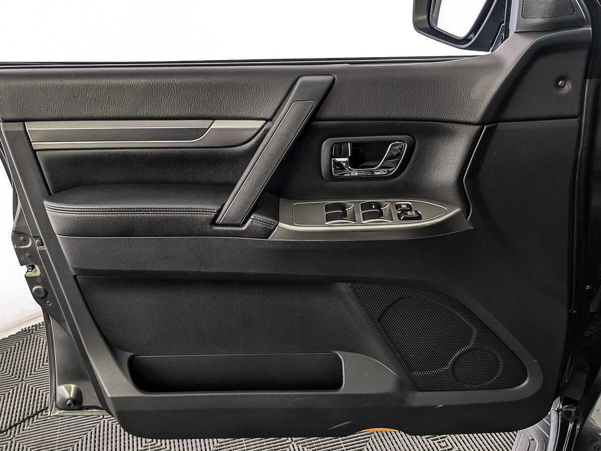 Купить Mitsubishi Pajero с пробегом. Фото: #18