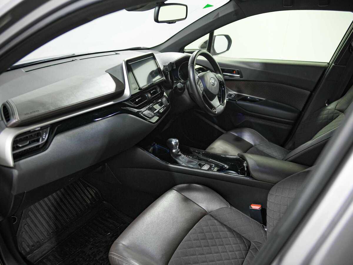 Купить Toyota C-HR с пробегом. Фото: #12