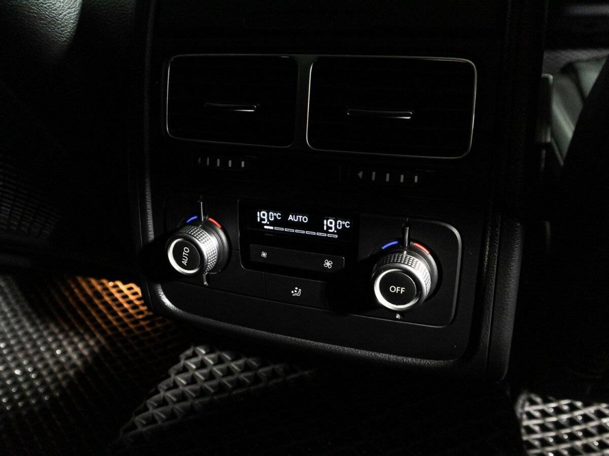 Купить Volkswagen Touareg с пробегом. Фото: #24