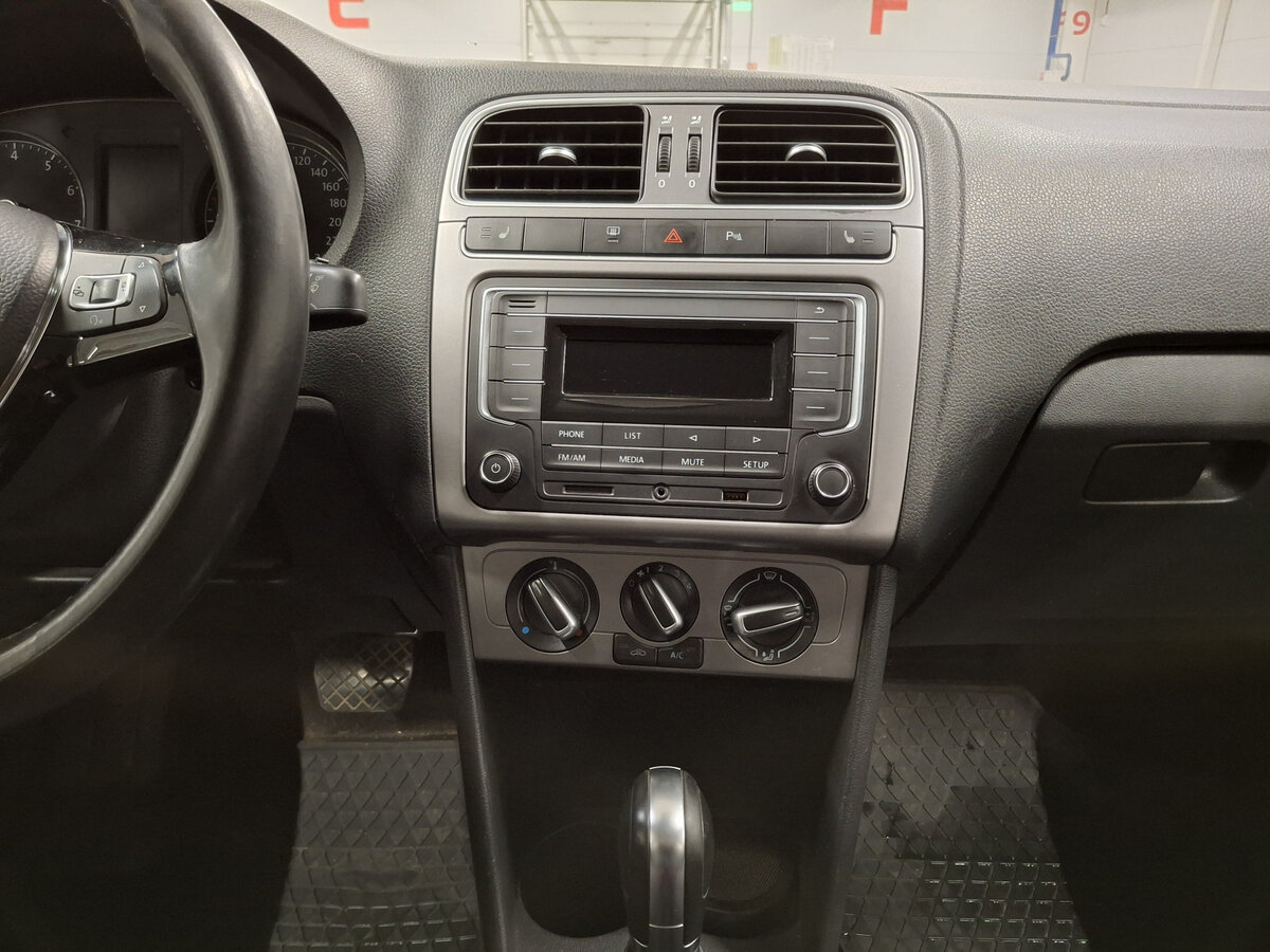 Купить Volkswagen Polo с пробегом. Фото: #13