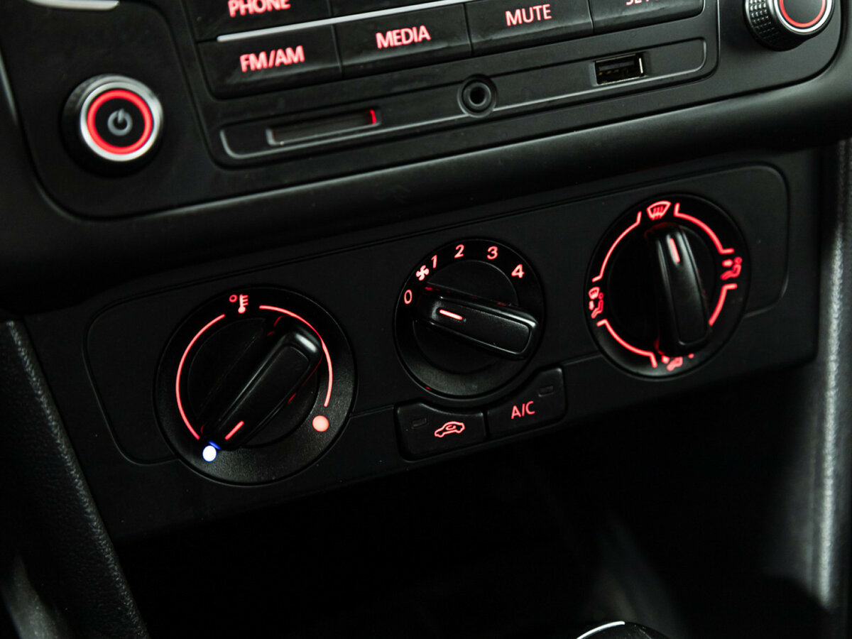 Купить Volkswagen Polo с пробегом. Фото: #14