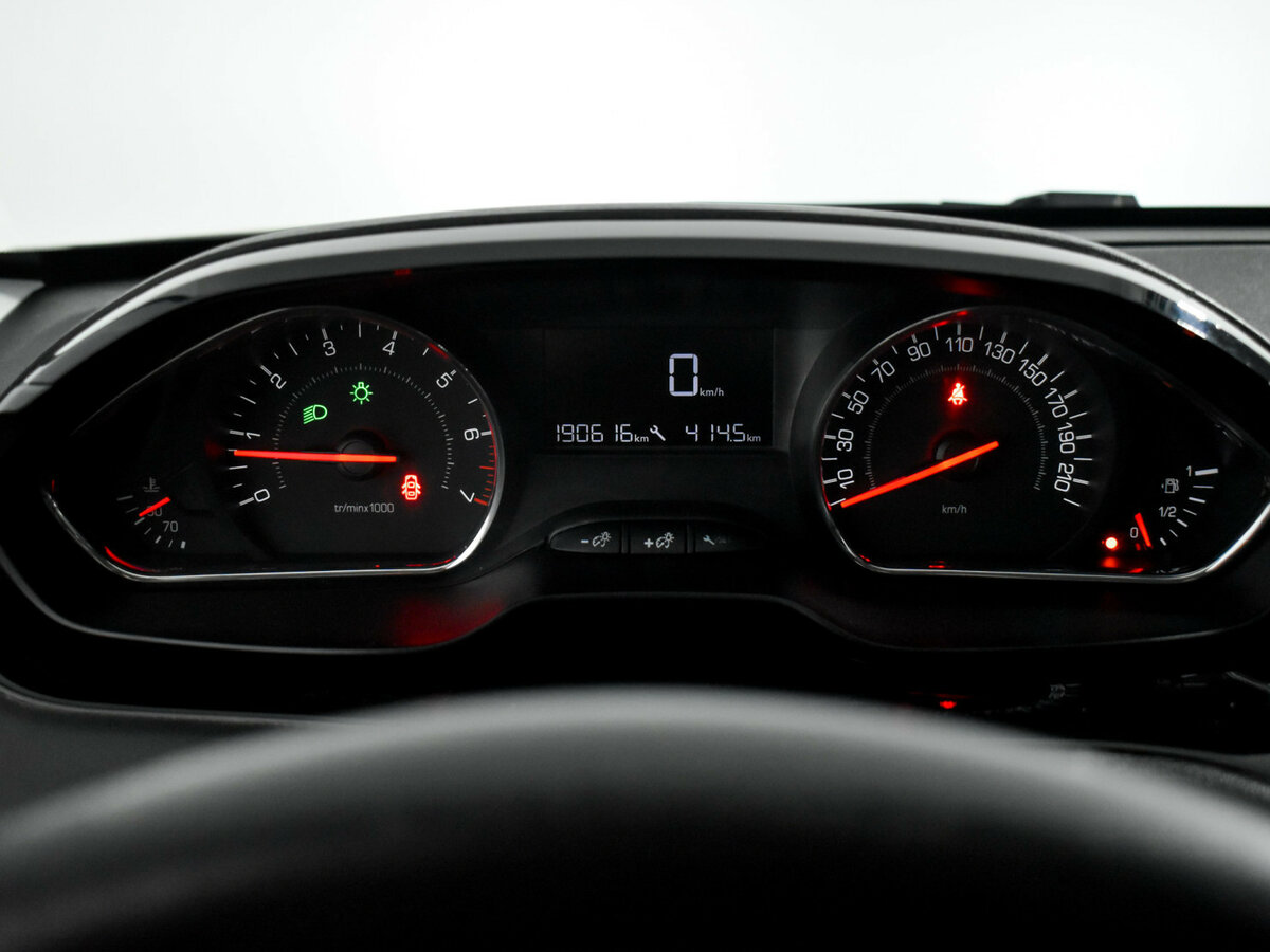 Купить Peugeot 208 с пробегом. Фото: #16